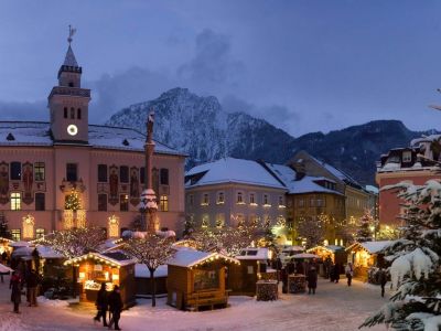 Übersichtsaufnahme vom Christkindlmarkt in Bad Reichenhall